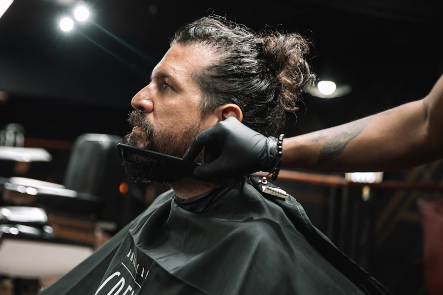 Exemple : un coiffeur taille une barbe dans un salon